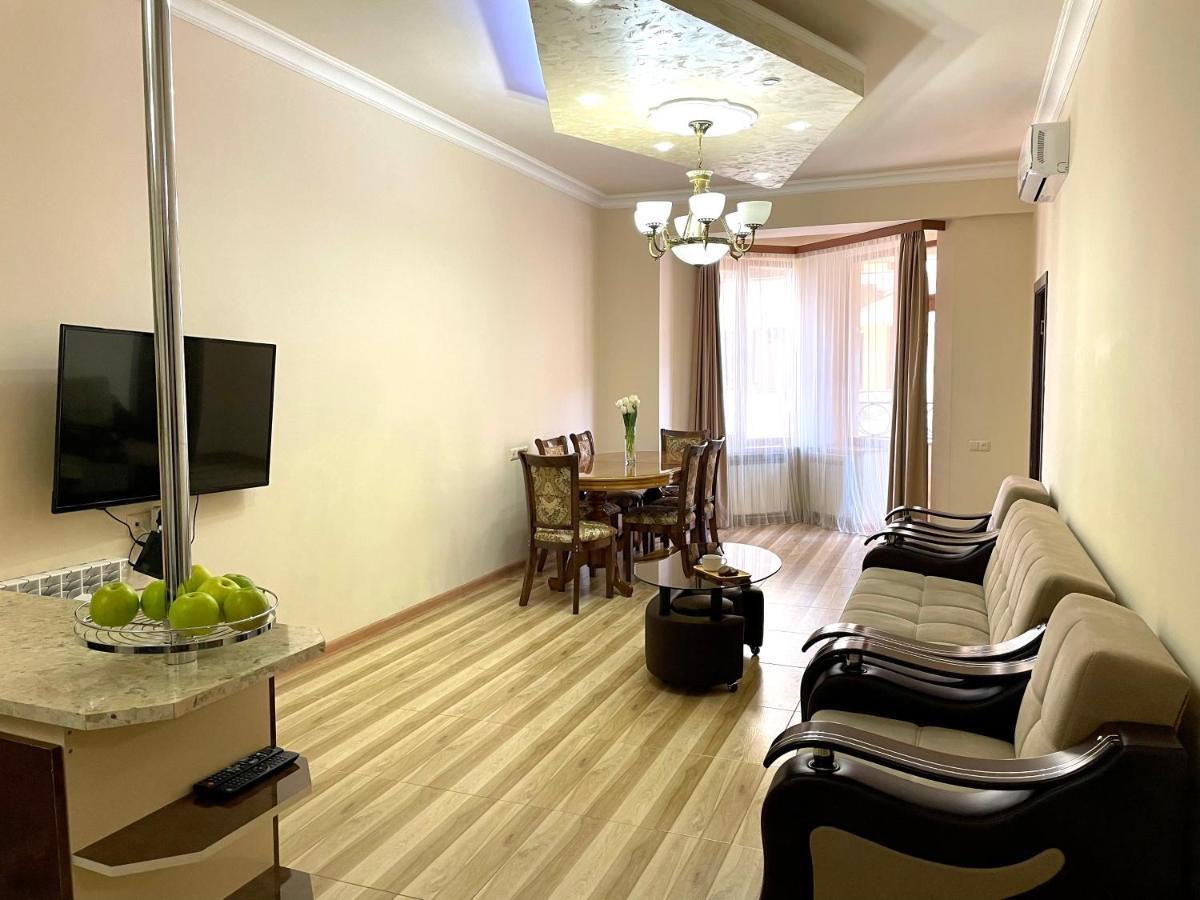 Superior Apt. With Balcony On Aram Street Daire Erivan Dış mekan fotoğraf