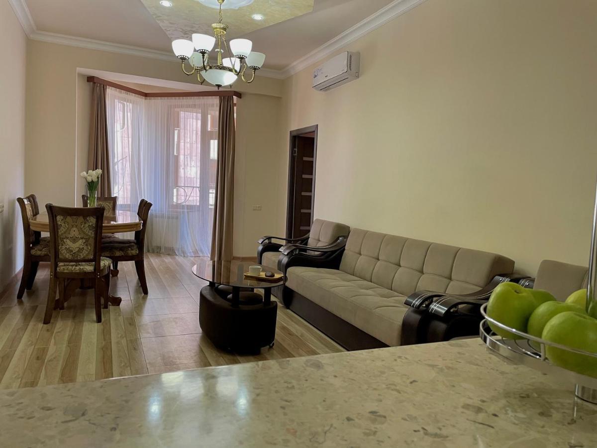 Superior Apt. With Balcony On Aram Street Daire Erivan Dış mekan fotoğraf